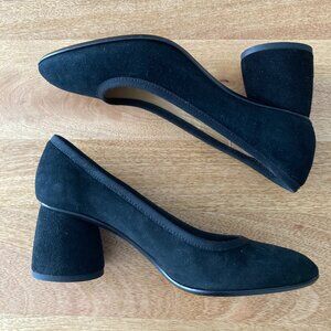 Perfect black suede pumps with mod heel
